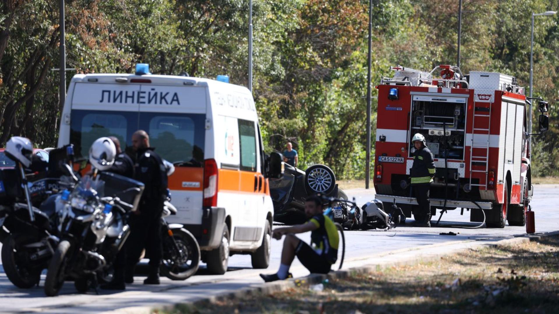 Místo dopravní nehody — sanitka, hasičský vůz a policie