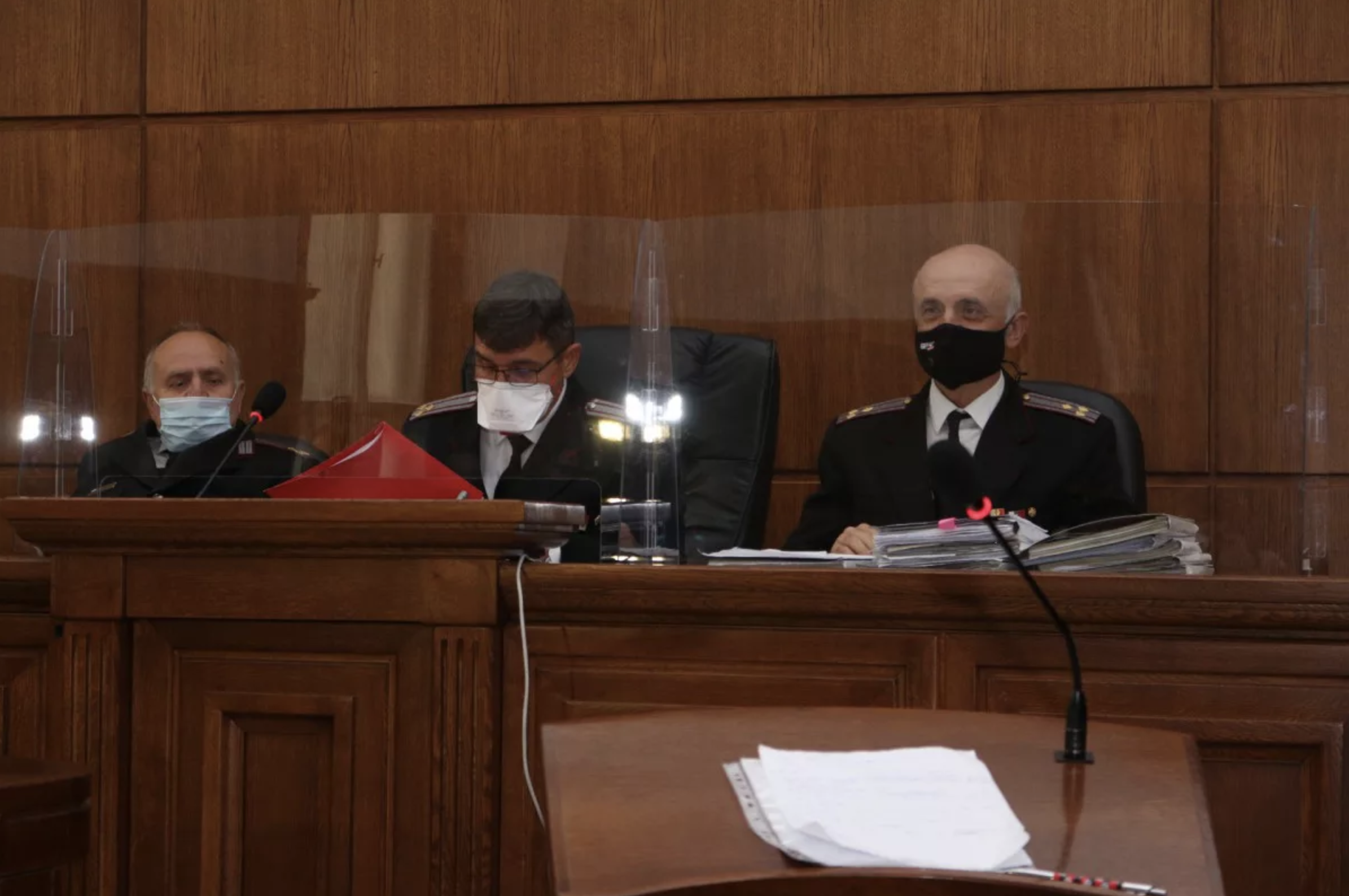 Vojenský soud — soudci a státní zástupce během jednání